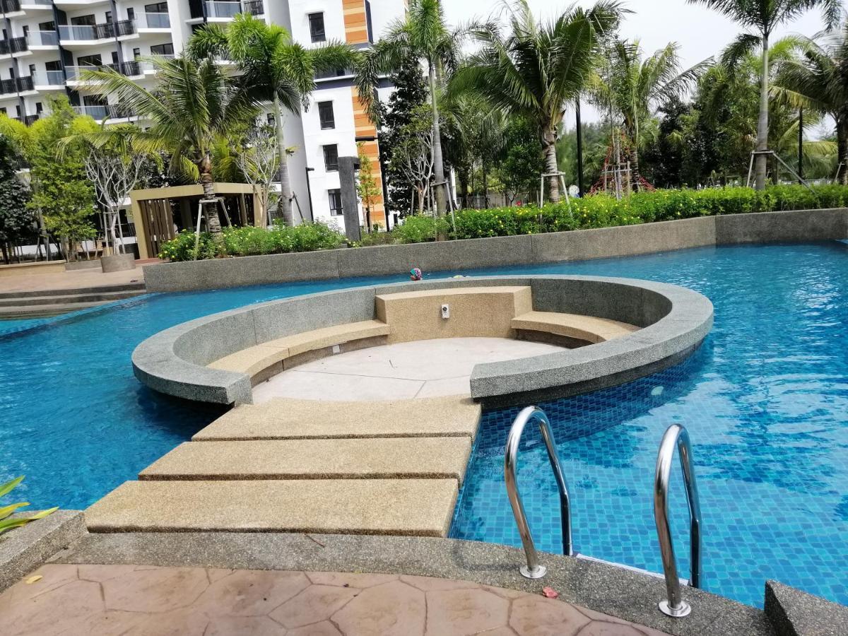 Timurbay Seafront Residence By Hardinahomes Kuantan Bagian luar foto