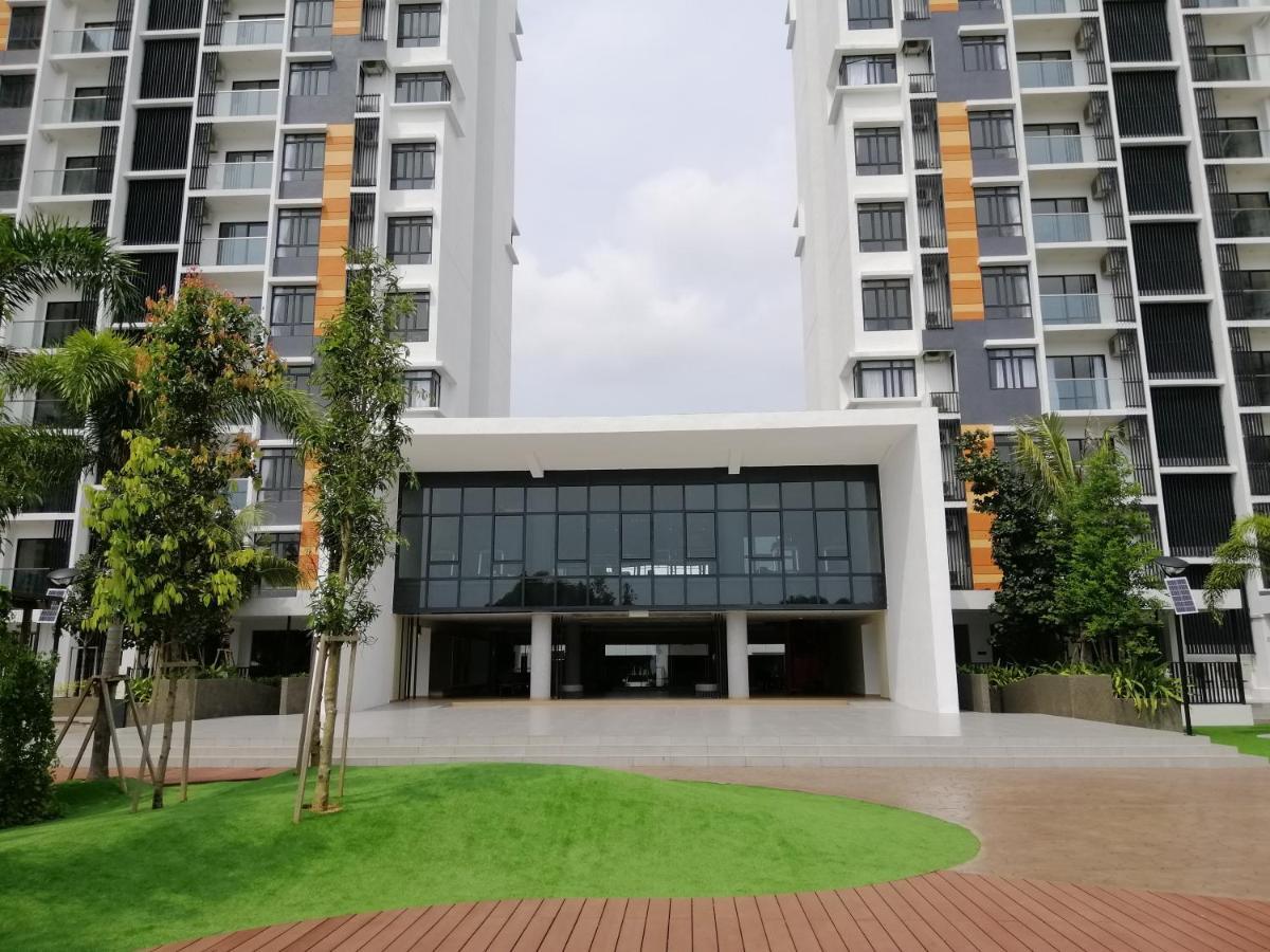 Timurbay Seafront Residence By Hardinahomes Kuantan Bagian luar foto